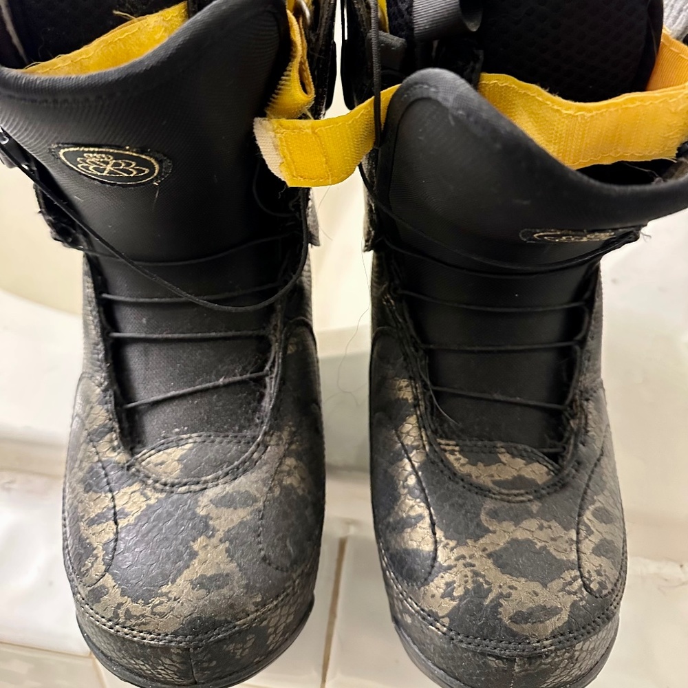 EUC! Burton Modern Black / Gold Women’s Size 6.5 Snowboard Boots - Discontinued